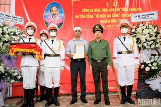 Thiếu tướng Lê Văn Tuyến, Thứ trưởng Công an tại lễ trao bằng "Tổ quốc ghi công" và quyết định của Bộ trưởng Công an cho thân nhân liệt sĩ, Trung tá Nguyễn Khắc Thường.