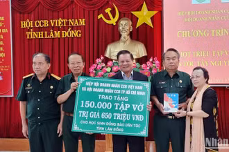 Ban tổ chức trao bảng tượng trưng cho Hội Cựu chiến binh tỉnh Lâm Đồng tặng 150 nghìn tập vở cho học sinh địa phương.