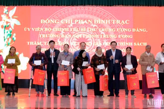 Đồng chí Phan Đình Trạc và Phó Bí thư thường trực Tỉnh ủy Lâm Đồng Trần Đình Văn trao quà Tết tặng các gia đình chính sách huyện Lạc Dương.
