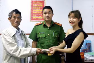 Công an phường 1, thành phố Bảo Lộc và ông Đỗ Thanh Nhơn trao trả 37 triệu đồng cho chị Nguyễn Hoài Yến Linh.