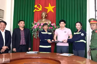 Hai nữ nhân viên môi trường Đà Lạt trao trả số tiền cùng laptop cho anh Võ Thanh Vương.