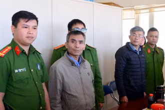 Cơ quan chức năng thực hiện lệnh khởi tố và bắt tạm giam các bị can.