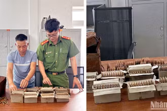 Cơ quan công an thực hiện thủ tục tiếp nhận số hiện vật người dân giao nộp.