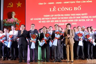 Lãnh đạo Tỉnh ủy Lâm Đồng tặng hoa các đồng chí trong Ban Thường vụ Huyện ủy Đạ Huoai.