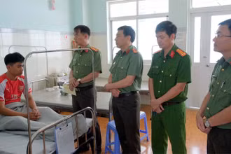 Lãnh đạo Công an tỉnh Lâm Đồng thăm hỏi, động viên Trung úy Nguyễn Minh Tuấn. (Ảnh: Công an tỉnh Lâm Đồng)