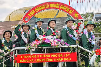 Những thanh niên ưu tú thành phố Đà Lạt qua cầu vinh quang lên đường thực hiện nghĩa vụ xây dựng và bảo vệ Tổ quốc.