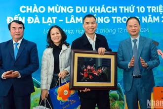 Lãnh đạo Ủy ban nhân dân tỉnh Lâm Đồng trao quà tặng vợ chồng ông Nguyễn Đăng Dũng, du khách thứ 10 triệu đến Lâm Đồng trong năm 2024.