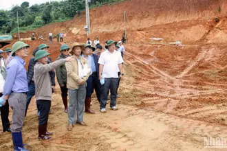 Chủ tịch Ủy ban nhân dân tỉnh Lâm Đồng và đoàn công tác kiểm tra tình trạng sụt lún, sạt trượt đất tại khu vực dự án hồ chứa nước Đông Thanh.