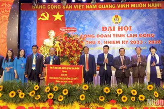 Lãnh đạo tỉnh Lâm Đồng trao bức trướng chúc mừng Đại hội Công đoàn tỉnh lần thứ X.