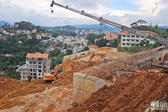 Lực lượng chức năng xử lý khắc phục hậu quả vụ sạt lở tại phường 10, thành phố Đà Lạt.