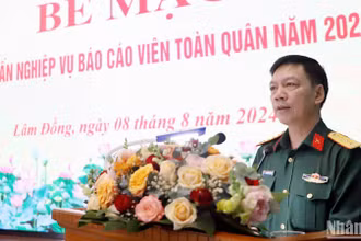 Đại tá Nguyễn Thế Mạnh, Phó cục trưởng Tuyên huấn phát biểu. 