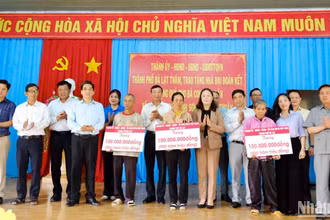 Đoàn công tác thành phố Đà Lạt trao tặng 3 ngôi nhà đại đoàn kết cho gia đình chính sách có hoàn cảnh khó khăn tại xã Ma Nới.