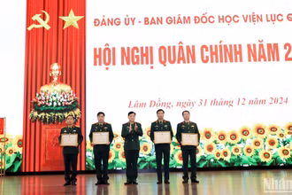 Trung tướng Đỗ Minh Xương, Giám đốc Học viện Lục quân, trao bằng khen tặng các tập thể.