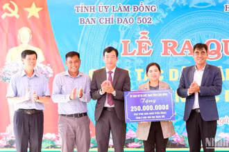 Ủy ban Mặt trận Tổ quốc Việt Nam tỉnh Lâm Đồng trao biểu trưng tặng nhà đại đoàn kết tại lễ ra quân làm công tác dân vận.