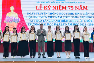 Phó Giám đốc Sở Giáo dục và Đào tạo Lâm Đồng Phan Đức Thái trao chứng nhận "sinh viên 5 tốt" cho sinh viên Trường đại học Đà Lạt.