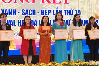 Lãnh đạo Ủy ban Mặt trận Tổ quốc Việt Nam tỉnh Lâm Đồng trao giải Nhất cho các cơ quan, đơn vị, trường học, cơ sở tôn giáo tham gia hội thi. 