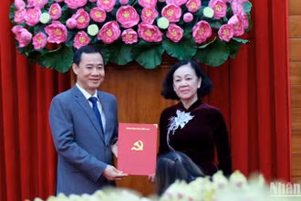 Đồng chí Trương Thị Mai trao quyết định của Bộ Chính trị về điều động, chỉ định đồng chí Nguyễn Thái Học, Phó trưởng Ban Nội chính Trung ương, tham gia Ban Chấp hành, Ban Thường vụ và giữ chức Quyền Bí thư Tỉnh ủy Lâm Đồng.