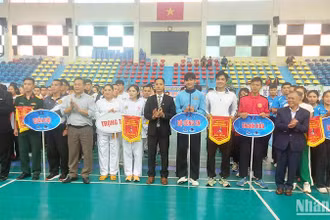 Ban tổ chức trao cờ lưu niệm cho các đội tham gia giải.