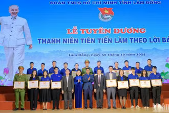 Tỉnh đoàn Lâm Đồng tuyên dương các gương “Thanh niên tiên tiến làm theo lời Bác”.