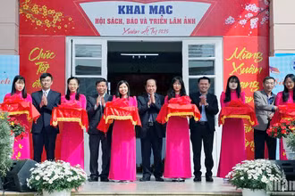 Đại biểu thực hiện nghi thức khai mạc Hội sách, báo và triển lãm ảnh xuân Ất Tỵ 2025.