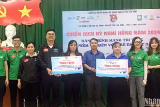 Chi đoàn cơ sở Hiệp hội doanh nghiệp Lâm Đồng và đơn vị đồng hành trao sách giáo khoa và tập vở tặng học sinh trên địa bàn xã Đạ M’rông. 