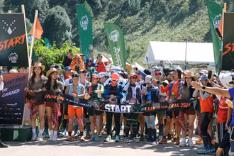 Các vận động viên chuẩn bị xuất phát chinh phục cự ly 160km tại LAAN Ulltra Trail 2024.