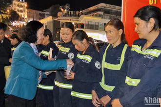 Đồng chí Trương Thị Mai trao quà Tết tặng các lao công đang làm việc trong đêm giao thừa tại thành phố Đà Lạt.