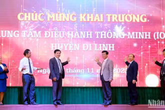 Các đại biểu thực hiện nghi thức khai trương Trung tâm IOC huyện Di Linh.