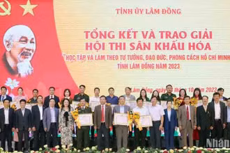 Ban tổ chức hội thi cùng các đội thi tại lễ tổng kết và trao giải.