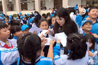 Học sinh Trường tiểu học Nam Thiên, thành phố Đà Lạt thích thú khi được sinh viên Trường đại học Andong dạy tiếng Hàn Quốc. 