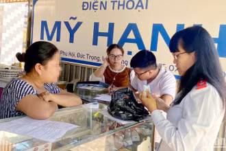 Thanh tra Sở Thông tin và truyền thông Lâm Đồng kiểm tra việc mua bán sim di động trên địa bàn.