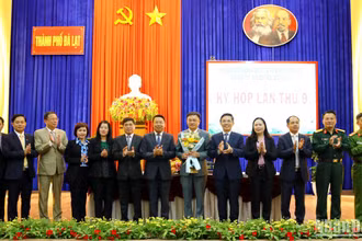 Đồng chí Đặng Quang Tú (cầm hoa) được bầu làm Chủ tịch Ủy ban nhân dân thành phố Đà Lạt, nhiệm kỳ 2021-2026.