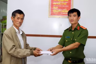 Ông Nhơn giao nộp số tiền nhặt được cho cơ quan công an nhờ tìm chủ nhân.