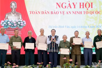 Đồng chí Lại Xuân Môn trao quà tặng các gia đình chính sách tiêu biểu trên địa bàn thị trấn Đinh Văn, huyện Lâm Hà, Lâm Đồng.