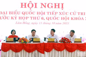Đồng chí Phan Đình Trạc và các đại biểu Quốc hội khóa XV tỉnh Lâm Đồng tiếp xúc cử tri Trường đại học Đà Lạt.