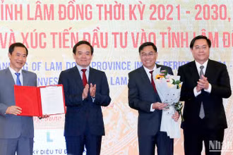 Phó Thủ tướng Trần Lưu Quang trao quyết định phê duyệt Quy hoạch tỉnh Lâm Đồng cho lãnh đạo tỉnh.