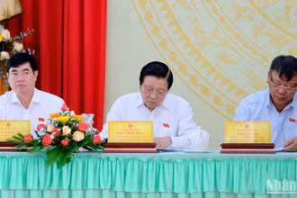 Đồng chí Phan Đình Trạc và các đại biểu Quốc hội khóa XV tỉnh Lâm Đồng tiếp xúc cử tri xã Quảng Ngãi, huyện Cát Tiên.
