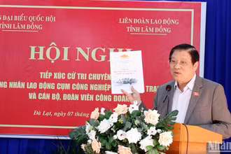 Đồng chí Phan Đình Trạc giới thiệu với cử tri về tài liệu tiếp xúc cử tri trước kỳ họp thứ 8, Quốc hội khóa XV của Đoàn đại biểu Quốc hội tỉnh Lâm Đồng.