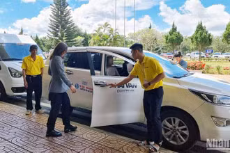 Hành khách có thêm lựa chọn dịch vụ ô-tô đưa, đón tại sân bay Liên Khương. 