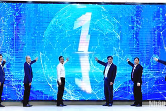 Các đại biểu thực hiện nghi thức khai trương Trung tâm IOC huyện Đam Rông.
