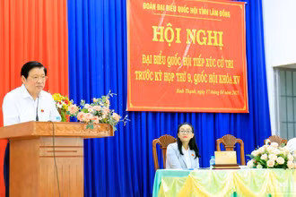 Đồng chí Phan Đình Trạc phát biểu ý kiến tại buổi tiếp xúc cử tri xã Bình Thạnh, huyện Đức Trọng, tỉnh Lâm Đồng.