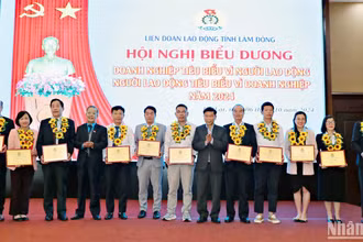Ban tổ chức biểu dương các "doanh nghiệp tiêu biểu vì người lao động" năm 2024.