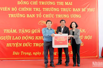 Đồng chí Trương Thị Mai trao quà Tết tặng khu công nghiệp Phú Hội, huyện Đức Trọng, tỉnh Lâm Đồng.