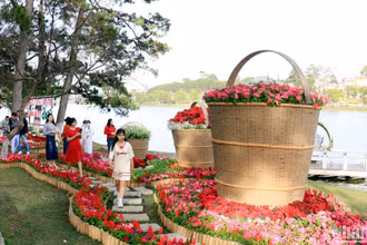 Du khách du xuân trên thành phố ngàn hoa Đà Lạt.