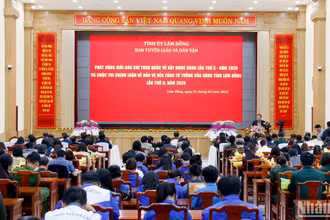 Quang cảnh buổi trao giải và phát động cuộc thi chính luận, giải báo chí về xây dựng Đảng tại Lâm Đồng.