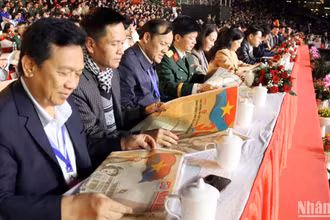Ấn bản phụ san đặc biệt của Báo Nhân Dân đến với đại biểu tham dự chương trình nghệ thuật “Non sông thống nhất” tại thành phố Đà Lạt, tỉnh Lâm Đồng.