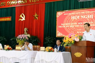 Đồng chí Phan Đình Trạc phát biểu ý kiến tại buổi tiếp xúc cử tri phường 9, TP Đà Lạt, Lâm Đồng.
