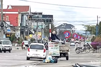 Lực lượng chức năng tháo dỡ các biển báo cấm đỗ xe ngày chẵn trên đoạn đường 1km, qua xã Lạc Lâm, huyện Đơn Dương sáng 24/2. (Ảnh: CTV) 