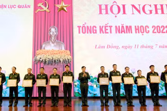 Lãnh đạo Học viện Lục quân trao danh hiệu Chiến sĩ thi đua toàn quân tặng các cá nhân.