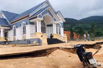 Nhiều ngôi nhà ở khu vực dự án hồ chứa nước Đông Thanh bị sụt lún, nứt nẻ do sạt trượt đất.